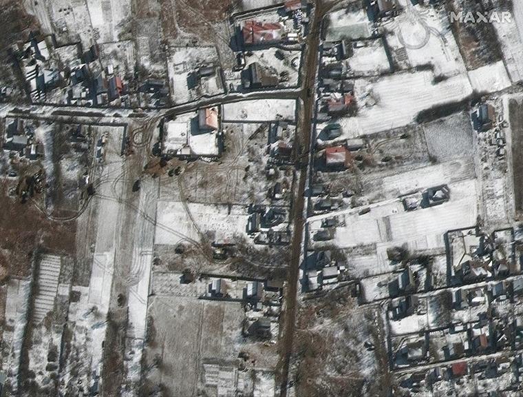  vehiculele militare rusești sunt pe carosabil în zonele rezidențiale ale orașului Ozero, Ucraina — la aproximativ 40 km nord-vest de Kiev/foto: Maxar Technologie 