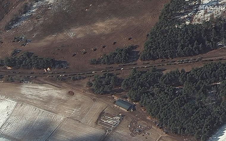 În Berestyanka există mai multe camioane cu combustibil și, aparent, mai multe lansatoare de rachete, care stau într-un câmp lângă copaci