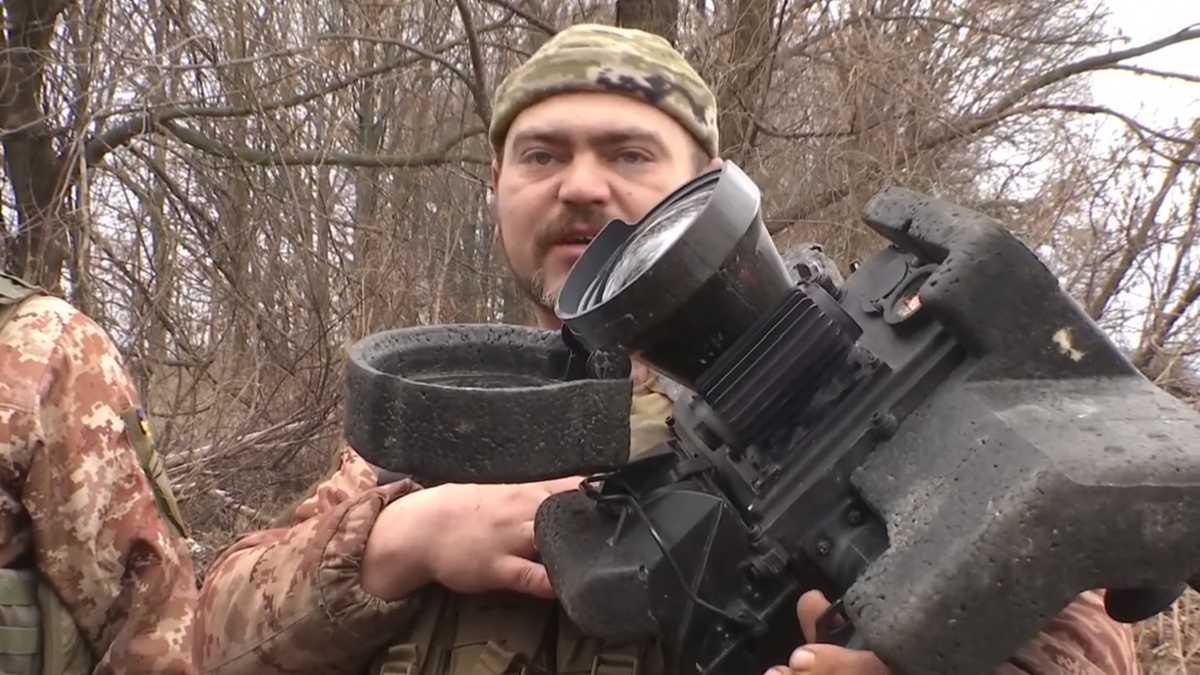  armata ucraineană cu Javelină în mâini a salutat ocupanții/ecranul video 