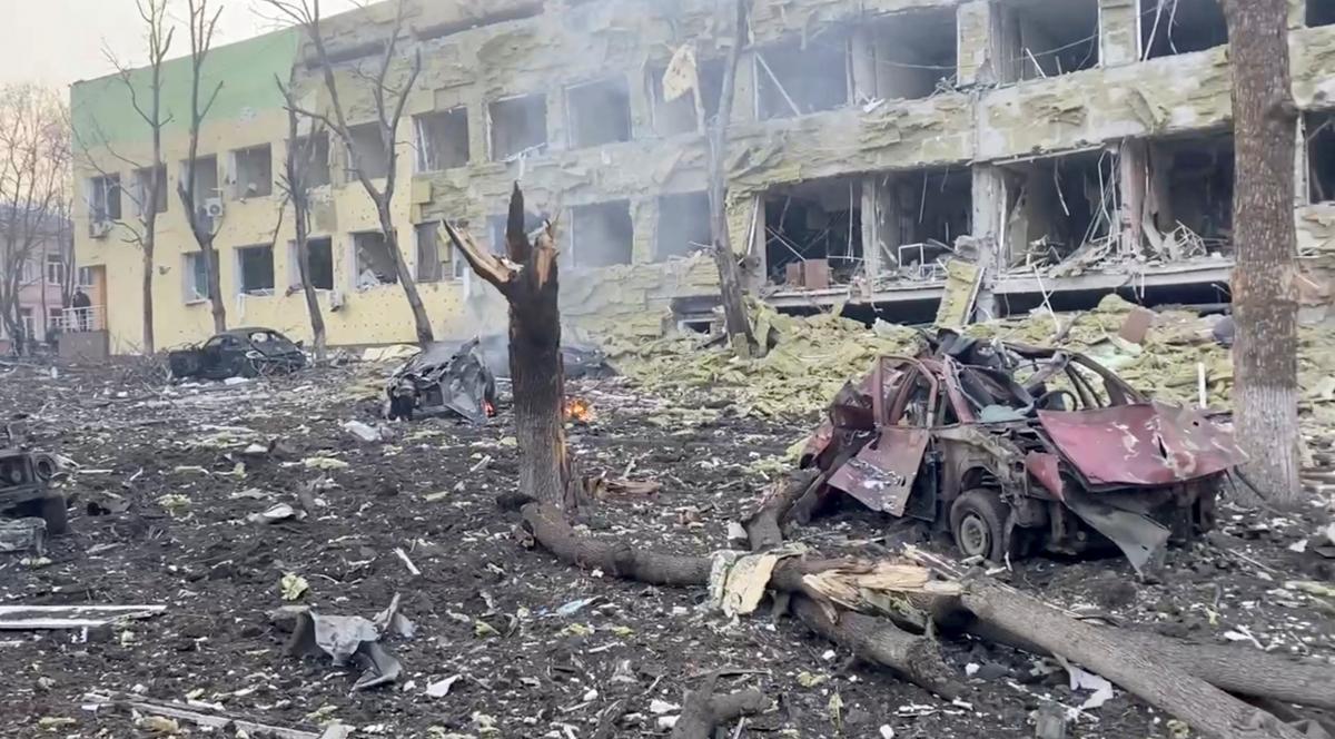  atac aerian asupra maternității și Spitalului de copii din Mariupol a ucis cel puțin 3 persoane/foto prin REUTERS 
