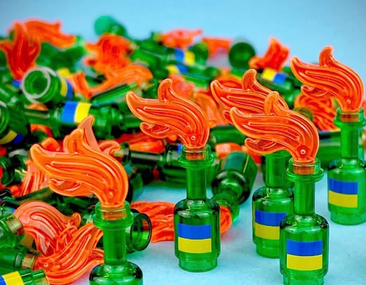  Figurine Zelensky și cocktail-uri mici Molotov sub formă de LEGO au permis colectarea a 16 mii dolari pentru Ucraina /foto cetățean cărămidă