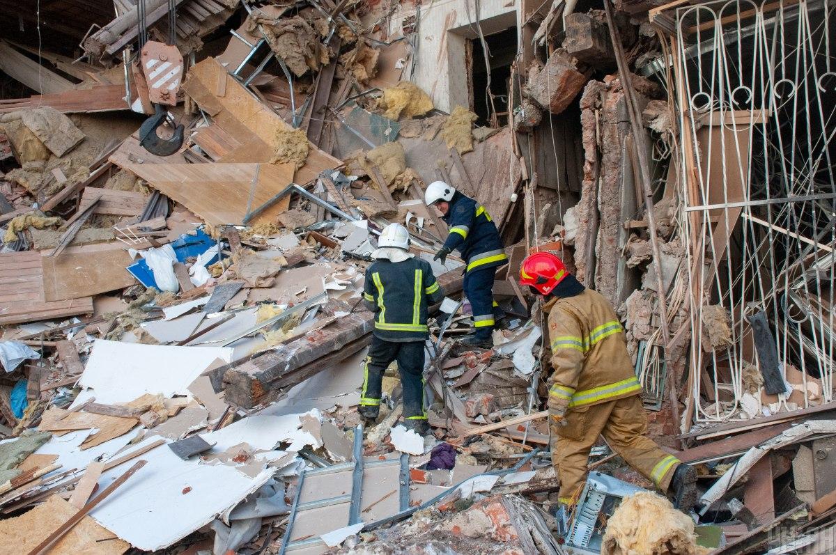 salvatorii demontează dărâmăturile unei clădiri rezidențiale distruse/foto Unian, Marienko Andrey 