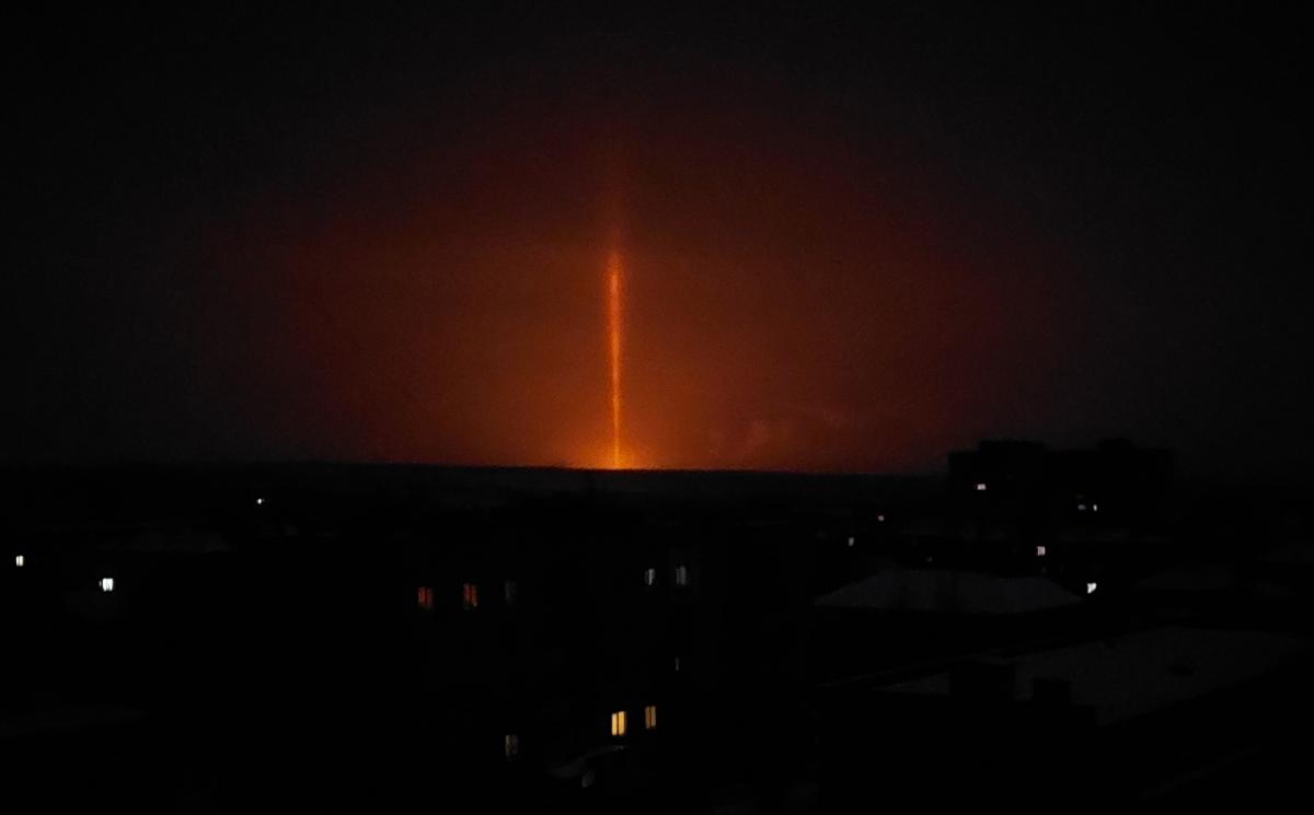  strălucirea focului din Svetlodarsk este vizibilă pentru 30 km/Photo-UNIAN 