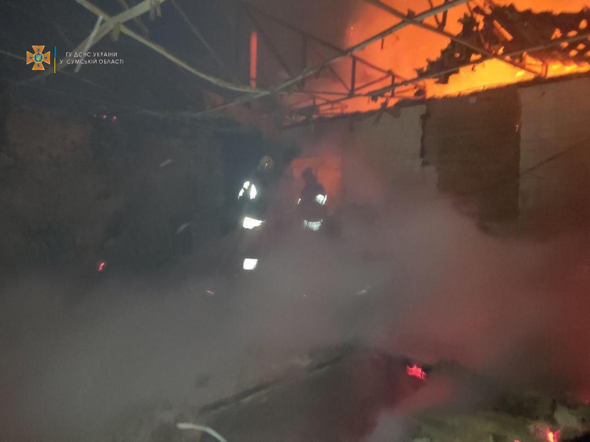  în regiunea Sumy, salvatorii serviciului de urgență de stat au eliminat incendiul din cauza bombardamentelor/foto - GSCHS, t.me 