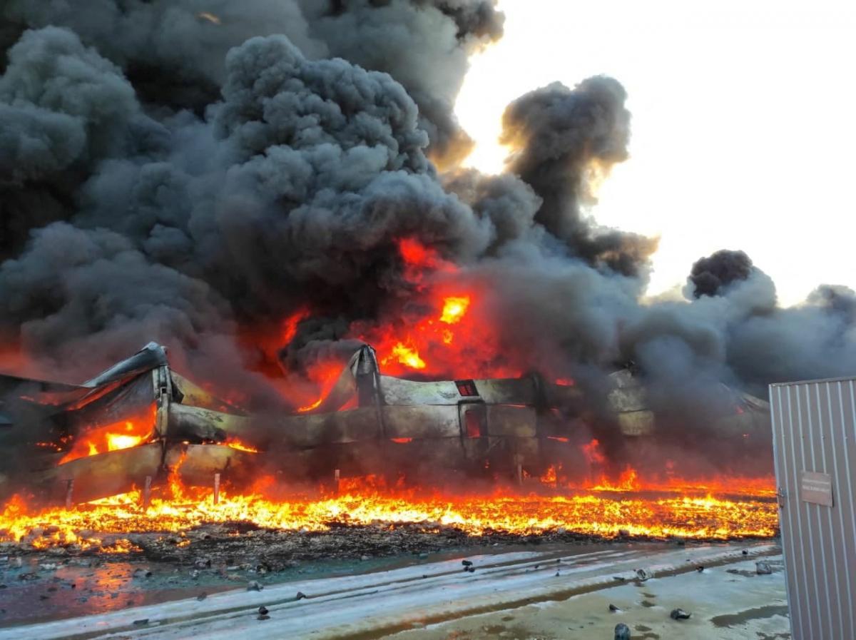  depozitele cu produse de vopsea și lac au luat foc în Sumy după bombardarea rusă/foto REUTERS 