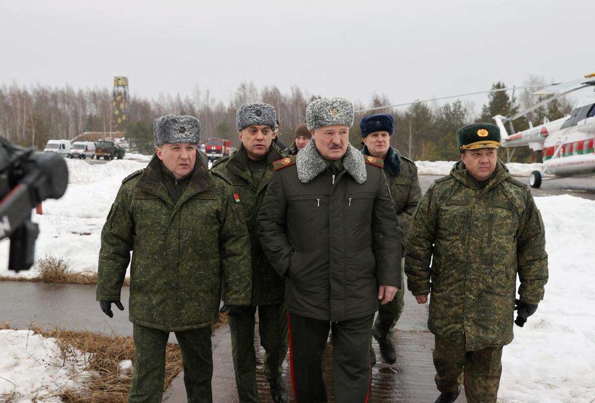  Belarusii creează bariere la intrarea trupelor bieloruse pe teritoriul Ucrainei/foto REUTERS 