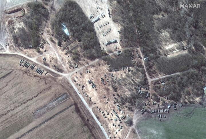 acumularea de trupe observate la granița Bielorusă-ucraineană/photo Maxar Technologies via REUTERS
