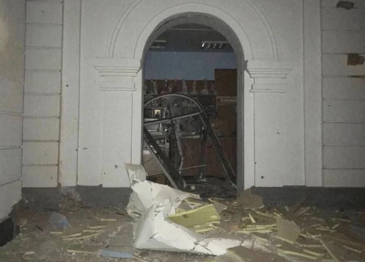 ca urmare a forței teribile a exploziei din templele Lavrei, ușile și ramele ferestrelor au zburat/fotografie news.church.ua