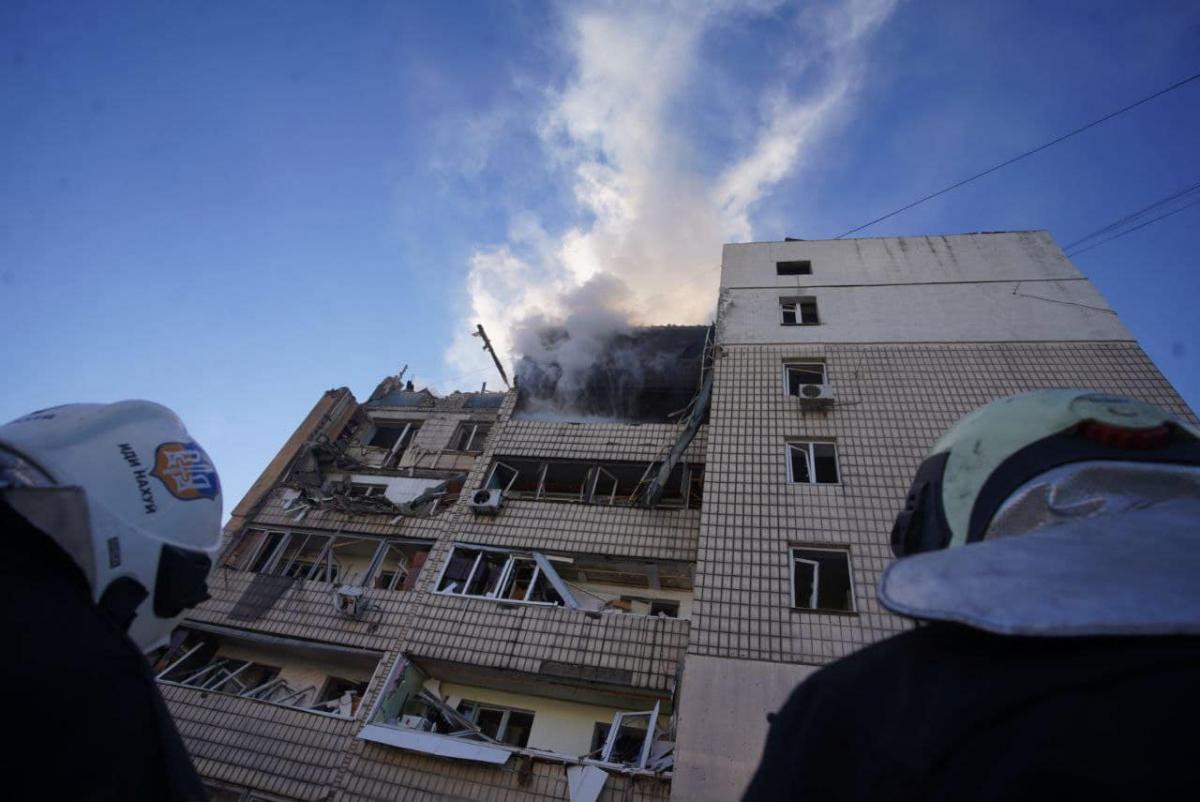  consecințele bombardării în capitală/fotografia serviciului de urgență de Stat din Kiev 