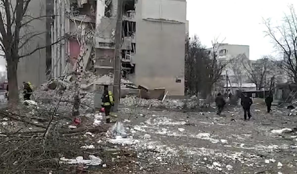  5 morți au fost scoși de sub dărâmăturile căminului din Chernihiv/screenshot 