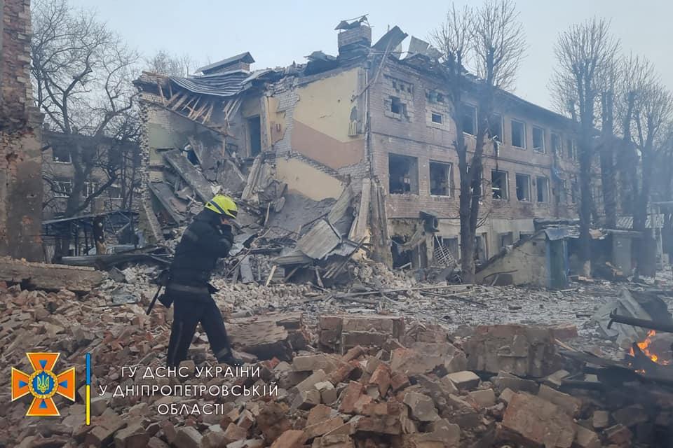  consecințele bombardării dimineții în Nipru/fotografia serviciului de urgență de Stat