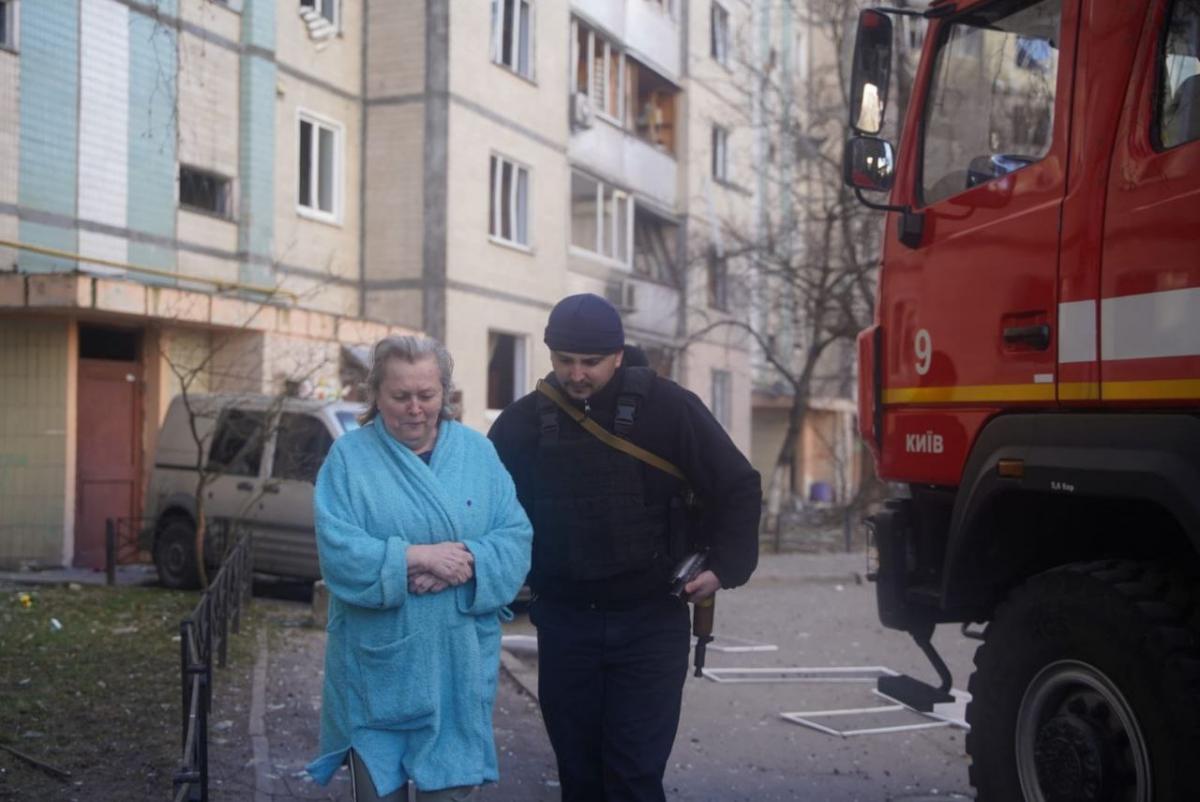O casă a luat foc în districtul Svyatoshinsky din capitală/fotografia serviciului de urgență de Stat