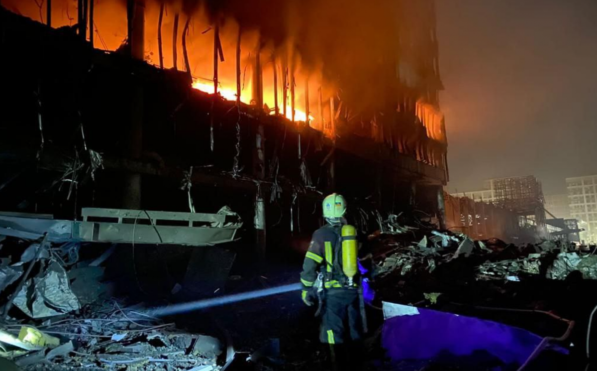 un incendiu la scară largă a avut loc la Kiev după bombardarea/fotografia serviciului de urgență de Stat