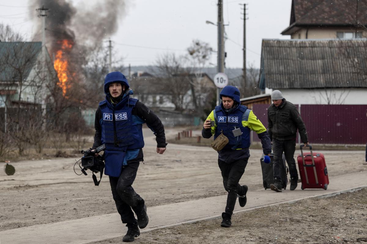 jurnaliștii aleargă pentru acoperire după bombardamente grele în Irpen lângă Kiev/foto de REUTERS 