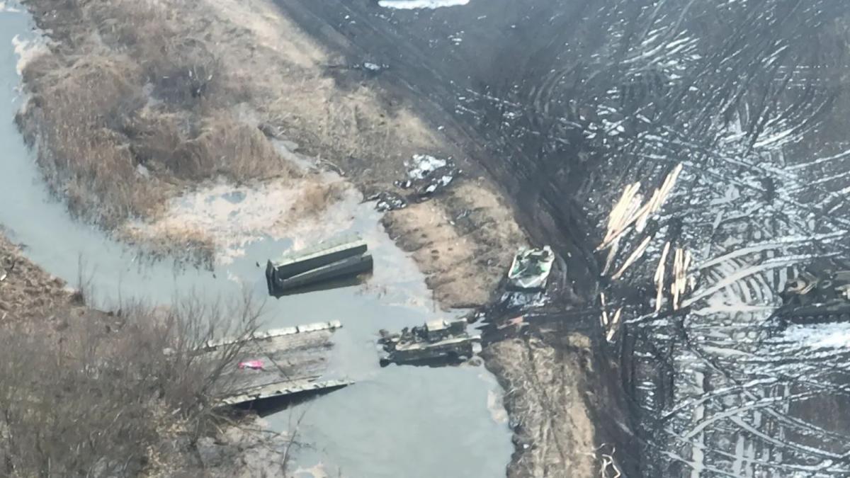  imaginile arată un pod de ponton distrus, precum și echipament militar rus aflat în apropiere/foto: Maxar Technologies 