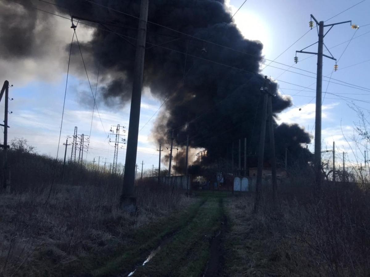 În primul rând, locuitorii din regiunea Lviv au auzit explozii, iar apoi pe cer fumul a început să apară peste regiune/foto Maxim Kozitsky