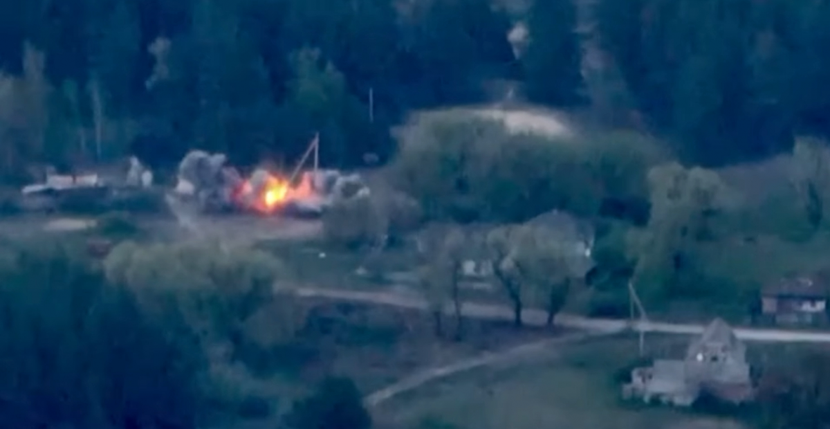  parașutiștii Brigăzii 81 au distrus transportatorul blindat de personal și depozitul de muniție al ocupanților/captură de ecran din videoclip 