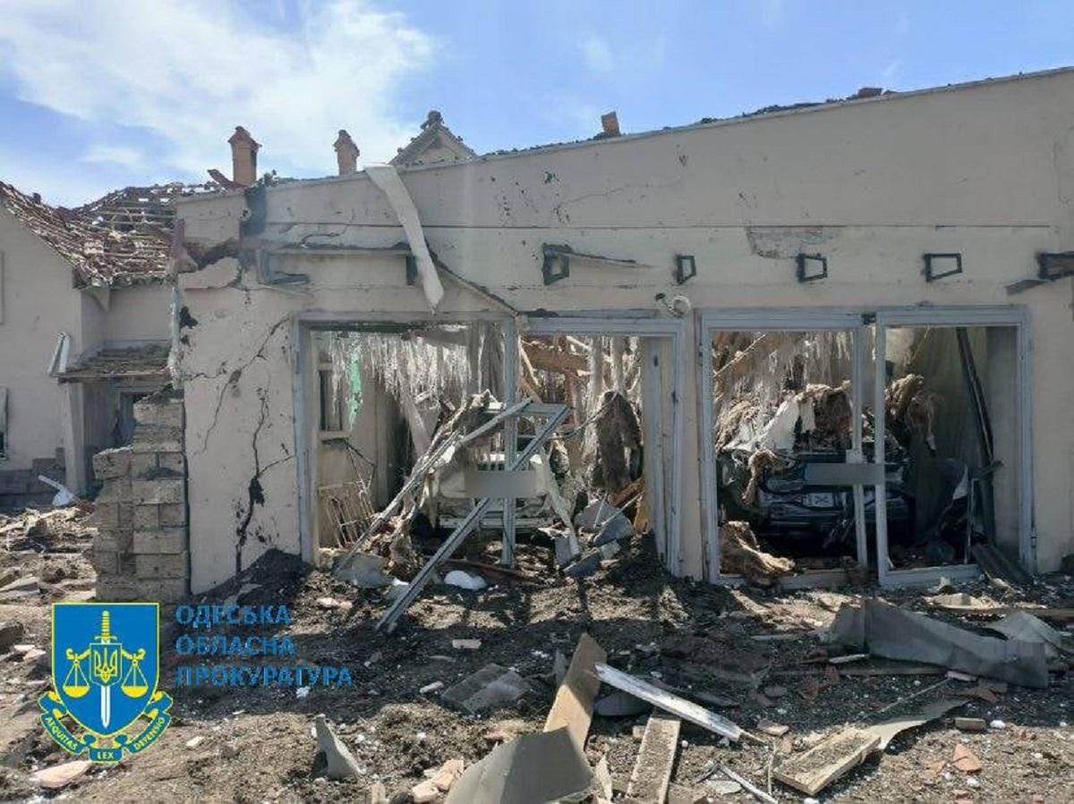  casele Private au fost avariate - ferestrele, ușile au fost scoase, fațadele clădirilor și mașinilor au fost distruse/foto Procuratura Regională Odessa 