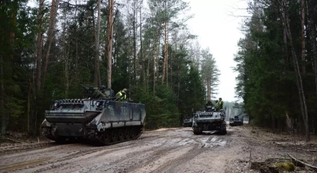  Lituania transferă transportoare blindate în Ucraina  kam.lt 