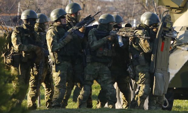 în Ucraina, Rusia nu are o mulțime de luptători pentru un atac eficient asupra unei părți din Donbass, a raportat un ofițer al forțelor de apărare din Israel /fotoÎn Ucraina, Rusia nu are o mulțime de luptători pentru un atac eficient asupra unor părți din Donbass , a declarat un ofițer al forțelor de apărare din Israel/REUTERS foto

<p>Federația Rusă din Ucraina nu are zeci de mii de luptători instruiți pentru un atac eficient asupra unor părți din regiunile Donetsk și Luhansk și nu există unde să le ia.</p >
<p>Federația Rusă va avea nevoie de peste 50 de mii de luptători, a declarat un ofițer al forțelor de apărare din Israel, expert militar Yigal Levin pe Teleton.</p >
<p>“Pentru a se consolida, au nevoie de zeci de mii de oameni – cel puțin 50 de mii, de fapt, au nevoie și mai mult”, a spus el.</p >
<p>Potrivit expertului, mobilizarea ascunsă nu va ajuta Rusia, deoarece mobilizarea trebuie încă pregătită.</p >
<p>“Chiar dacă au recrutat 50.000 de oameni prin mobilizare sub acoperire, dar aceștia nu sunt militari profesioniști, nu sunt lucrători contractuali. De asemenea, trebuie să fie pregătiți…”, – a adăugat ofițerul.</p>
<p>amintiți-vă că trupele ruse au invadat Ucraina dimineața devreme pe 24 februarie.</p >
<p>Inamicul a aruncat mai întâi bombe asupra instalațiilor militare, apoi a atacat civili într-o serie de așezări, inclusiv în Donbas.</p >
<p>Mai târziu, inamicul a încercat să avanseze în estul țării noastre. </p>
<p>Yigal Levin a spus că soarta așa-numitei bătălii pentru Donbass este decisă de controlul asupra orașului Volchansk, regiunea Kharkiv, care se află în apropierea frontierei rusești.</p>
<p> <span class=