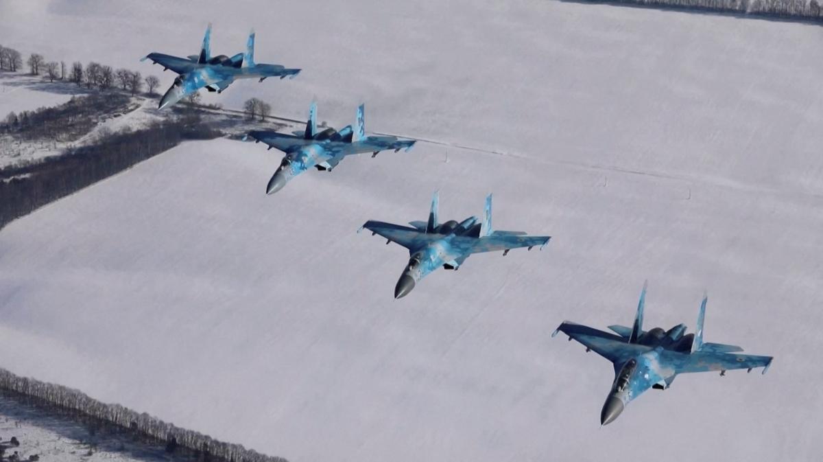  Strike aircraft sub acoperirea luptătorilor loviți la un grup de echipamente inamice/foto REUTERS 