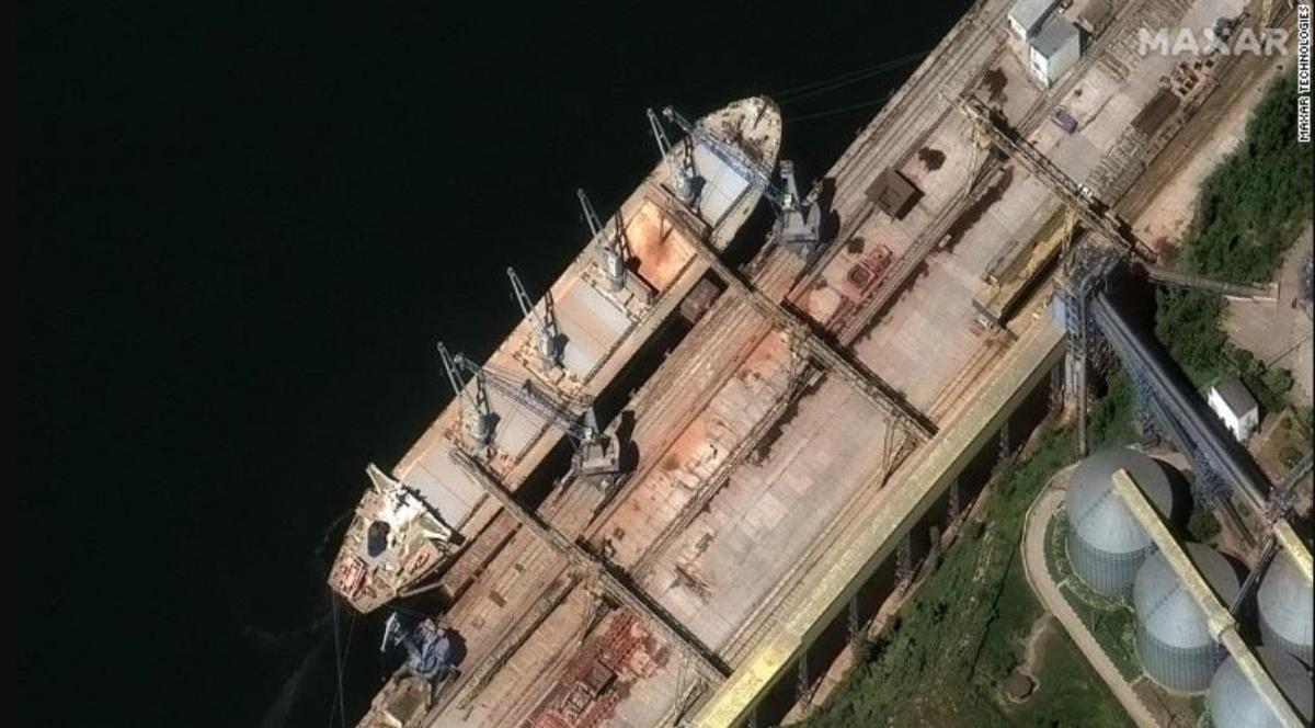  imagine publicată anterior a unei nave rusești încărcate cu cereale ucrainene în Crimeea/foto: Maxar Technologies