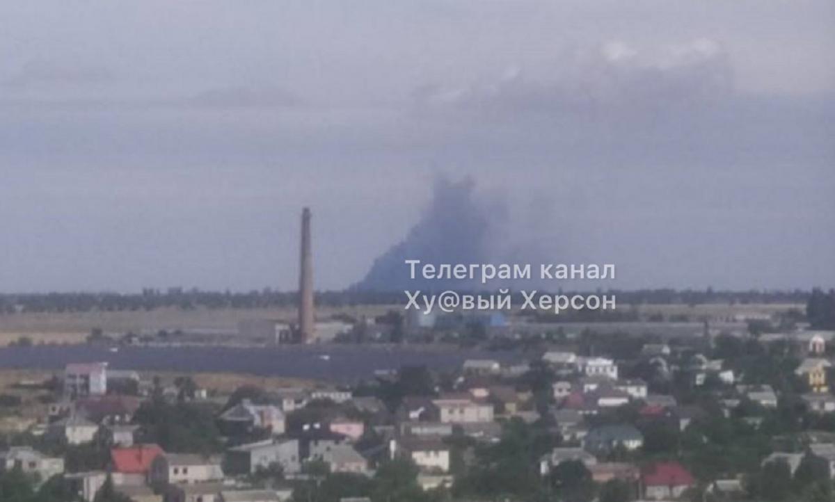 fumul de la muniția detonantă este vizibil chiar și în Kherson/Screenshot