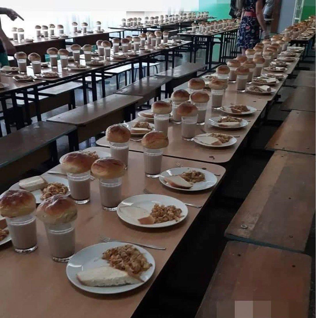  ce ocupanții hrănesc copiii în școlile din Mariupol/foto Telegramă-Canal Andryushchenko 