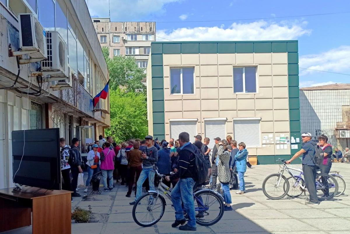 ocupanții profită de nenorocirea rezidenților Mariupol /fotografie de Pyotr Andryushchenko