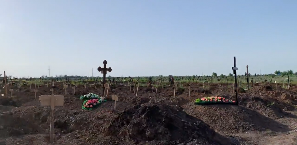 jurnaliștii francezi au arătat locul înmormântării în masă în Mariupol /Screenshot