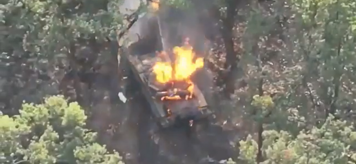  cel mai nou T-80BV al rușilor de lângă Harkov arde bine/screenshot 