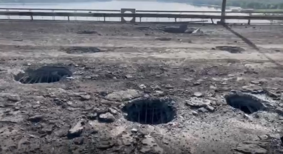  așa arată suprafața drumului pe Podul Antonovsky după loviturile APU/captura de ecran a videoclipului 