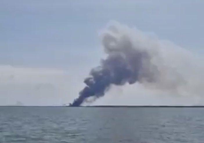  nava rusă a fost învelită în fum negru/Fotografie twitter.com/CovertShores 